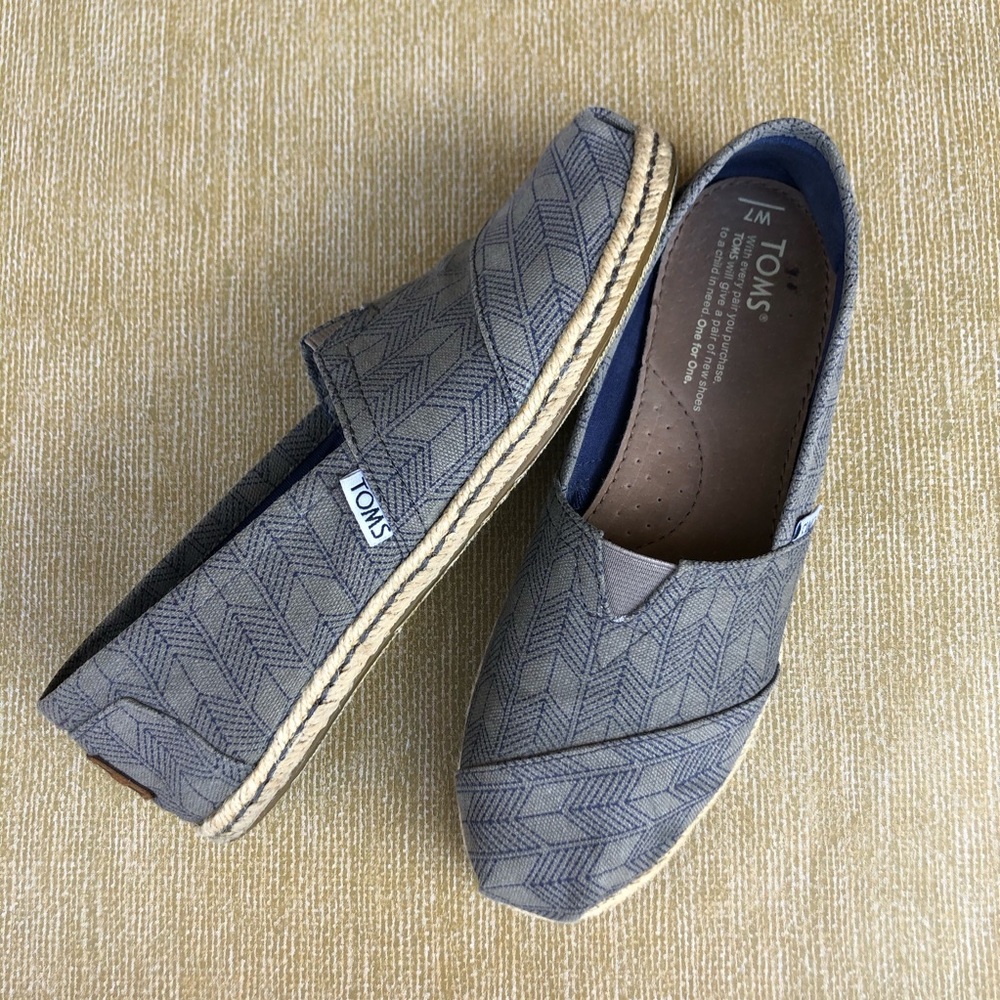 Toms Arrow Pattern Slip-Ons